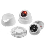2 gefälschte Überwachungs-Sicherheits-CCTV-Kuppelkameras mit blinkenden LEDs. Echte Nachahmung der Heimsicherheit